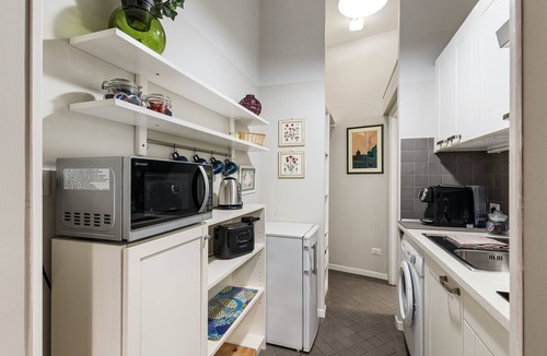 Rione XI Sant'Angelo Apartment | Piazza dei Satiri Apartment | In the heart of Rome