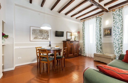 Rione XI Sant'Angelo Apartment | Piazza dei Satiri Apartment | In the heart of Rome