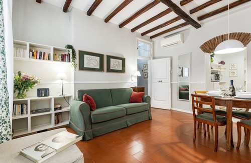 Rione XI Sant'Angelo Apartment | Piazza dei Satiri Apartment | In the heart of Rome