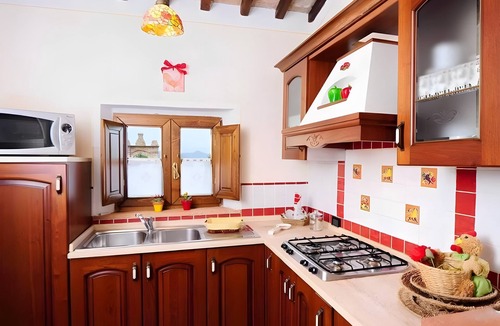Pomarance Apartment | Podere Del Botruccio - Papavero Apartment with Shared Pool, Private Garden & Wi-Fi