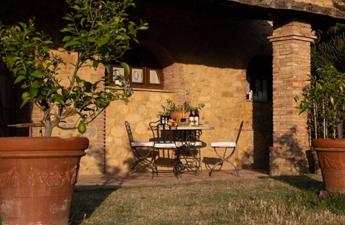 Pomarance Apartment | Podere Del Botruccio - Papavero Apartment with Shared Pool, Private Garden & Wi-Fi