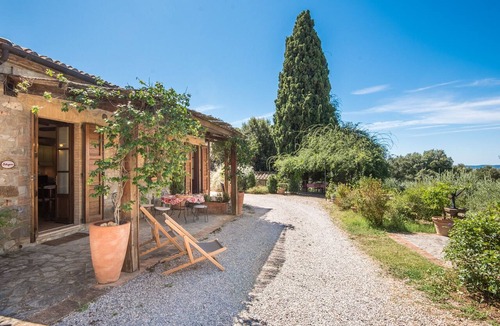 Sant'Angelo In Colle Apartment | Podere Giardino Wine & Bed – Melograno Apartment: Country House with Pool, Wi-Fi & AC