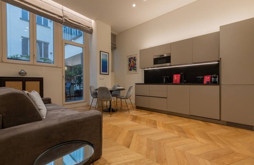 Historic Centre Apartment | Prestige Apartment Via Roma by Wonderful Italy
