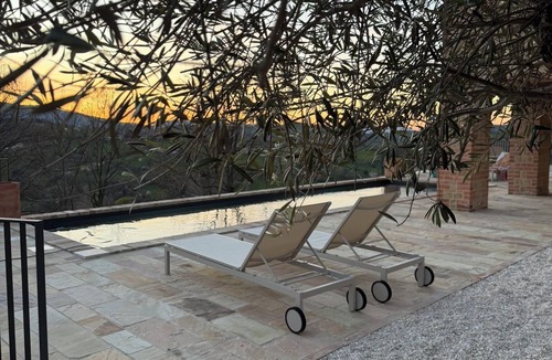 Gualdo Villa | Private Luxury Villa for 8 | Heated Pool | Scenic Sibillini Views | A/C Bedrooms