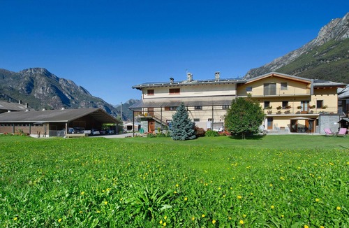 Pont-Saint-Martin Apartment | Private room with mountain view, shared terrace and Wi-Fi