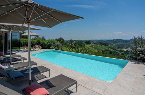 Montaldo Roero Villa | Private Villa with A/C, hot tub, WIFI, sauna, private pool, TV, patio, panoramic view, close to Alba