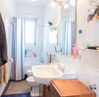 Borgo Dora House | Pronto Soccorso per Globetrotter Stanza Privata con Bagno Condiviso e Vista sulle Alpi