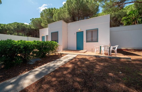 Mandrione House | Property In A Holiday Village 'Monolocale Con Giardino' with Shared Pool and Air Conditioning