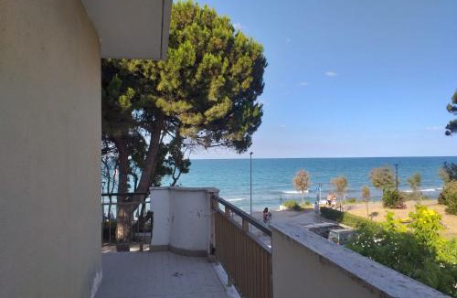 Pineto Bed & Breakfast | Quadruple room for a totally relaxing holiday 20 meters from the sea