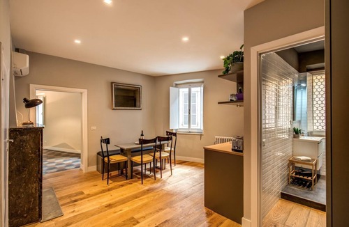 Rione VI Parione Apartment | Recently restructured apartment on Via dei Cappellari, at walking distance from all tourist sites.