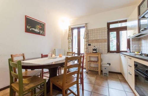 Garibaldi Apartment | Red rose