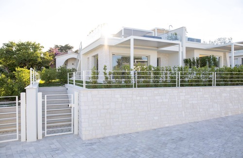 Villaggio Taunus Apartment | Ref. VM7 Summer Rental – Two Bedroom apartment with sea view, terrace and jacuzzi