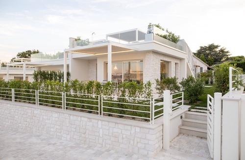 Villaggio Taunus Apartment | Ref. VM8 Summer Rental – Two Bedroom apartment with sea view, terrace and jacuzzi