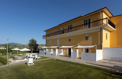Offida Apartment | Residence Borgo Offida with large garden