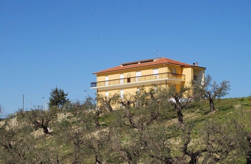 Offida Apartment | Residence Borgo Offida with large garden