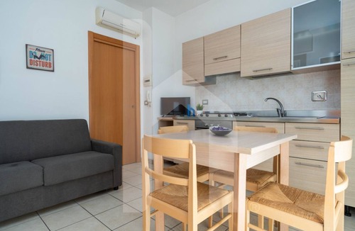 Foggetta Apartment | Résidence Holiday Rendez Vous is located in the heart of Pineto, just a few steps from the beach and the main street. Apartment 58, on the SABBIA floor, has a separate, west-facing entrance and a terrace with garden.