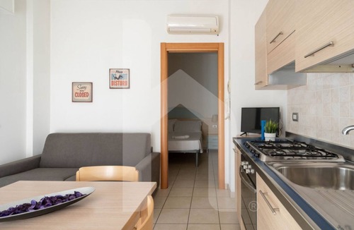 Foggetta Apartment | Résidence Holiday Rendez Vous is located in the heart of Pineto, just a few steps from the beach and the main street. Apartment 58, on the SABBIA floor, has a separate, west-facing entrance and a terrace with garden.