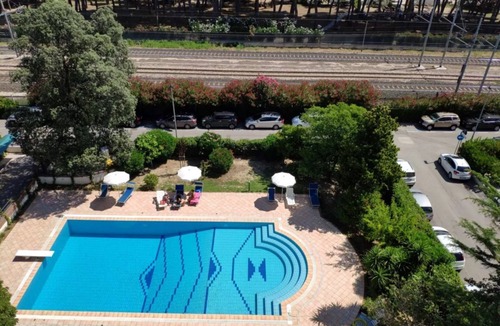 Pineto Apartment | Residence Prestige is born right in the heart of the city of Pineto, a few steps from the beach and the main street. Interno 5, on the fifth floor accessible by lift, is a two-room apartment composed by a living room with a kitchen with dishes, crockery,