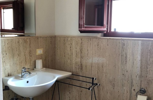 Ostra Vetere House | Restored 4/5 bedroom farmhouse with pool ,super fast WiFi contemporary interior