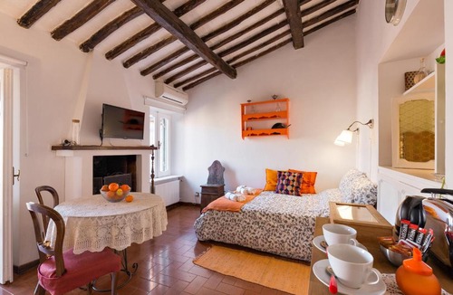 Trastevere Apartment | Roman Holiday Wine House