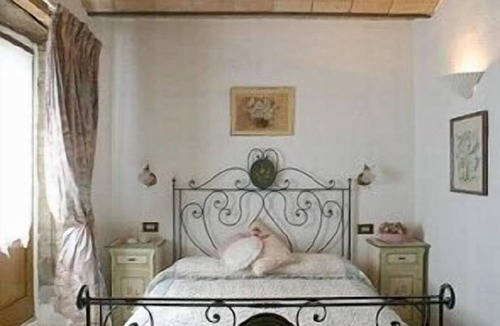 Monterchi House | ROMANTIC 17C VILLA -Fabulous VIEWS-Stunning POOL Complex.HOT TUB.PIZZA OVEN.A/C