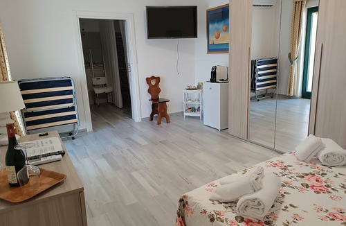 Montedinove House | Romantic Double Room with pool