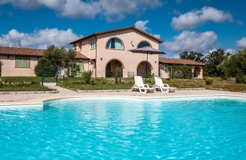 Manciano Apartment | Room 'Alloro' with Shared Pool, Wi-Fi and Air Conditioning