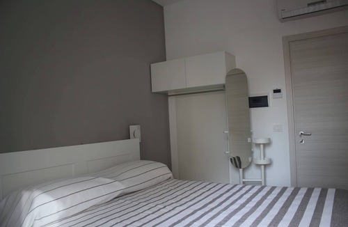 Corigliano Calabro House | Room-camelia - Stanza Matrimoniale - B&b