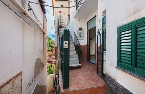 Cetara Apartment | Room 'Camera Maestrale Partial Sea View' with Sea View, Wi-Fi and Air Conditioning