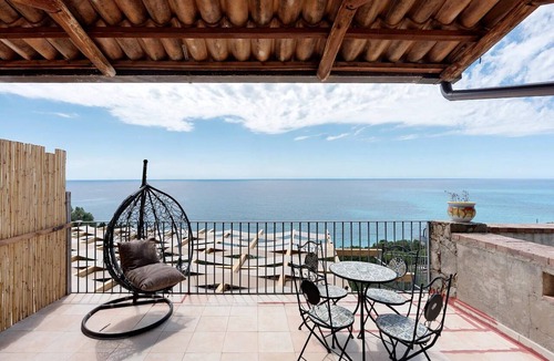 Caprioli Apartment | Room 'Camera Primula' with Shared Pool, Wi-Fi and Air Conditioning