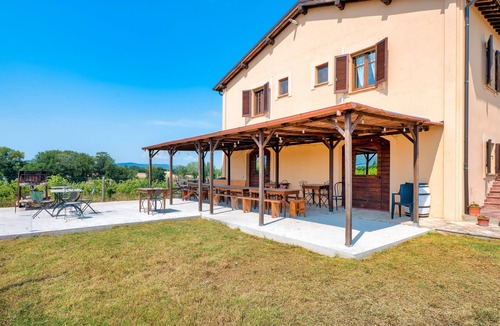 Montefalco Apartment | Room 'Casale Rialto - Corcurione' with Shared Garden, Wi-Fi and Air Conditioning