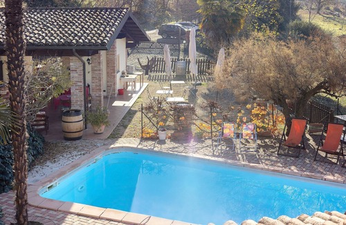 Costigliole d'Asti Apartment | Room 'Cavallo' with Mountain View, Shared Pool and Wi-Fi