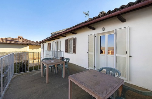 Costigliole d'Asti Apartment | Room 'Cavallo' with Mountain View, Shared Pool and Wi-Fi