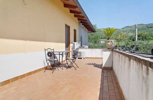 Castelforte Apartment | Room 'Doppia' with Shared Pool, Wi-Fi and Air Conditioning