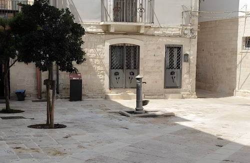 Modugno Apartment | Room 'Fichi D'India' with Wi-Fi and Air Conditioning