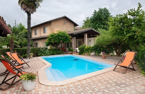 Costigliole d'Asti Apartment | Room 'Gallo' with Mountain View, Shared Pool and Wi-Fi