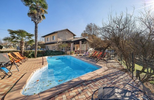 Costigliole d'Asti Apartment | Room 'Gallo' with Mountain View, Shared Pool and Wi-Fi