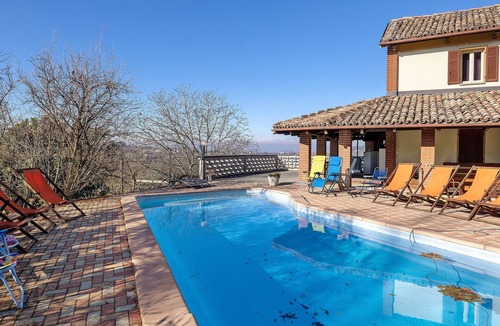 Costigliole d'Asti Apartment | Room 'Gallo' with Mountain View, Shared Pool and Wi-Fi