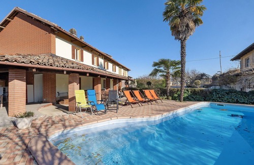 Costigliole d'Asti Apartment | Room 'Gallo' with Mountain View, Shared Pool and Wi-Fi