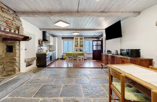 Villadossola Apartment | Room 'Genziana' with Shared Garden and Wi-Fi
