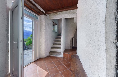 Villadossola Apartment | Room 'Genziana' with Shared Garden and Wi-Fi