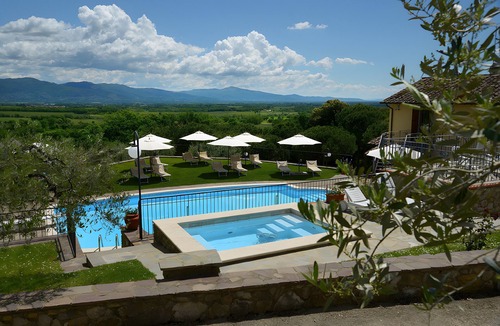 Civitella in Val di Chiana Apartment | Room 'Il Leccio - Podere Del Griccia' with Shared Pool, Wi-Fi and Air Conditioning