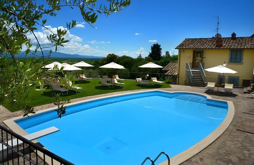Civitella in Val di Chiana Apartment | Room 'Il Leccio - Podere Del Griccia' with Shared Pool, Wi-Fi and Air Conditioning