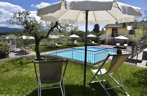 Civitella in Val di Chiana Apartment | Room 'Il Leccio - Podere Del Griccia' with Shared Pool, Wi-Fi and Air Conditioning