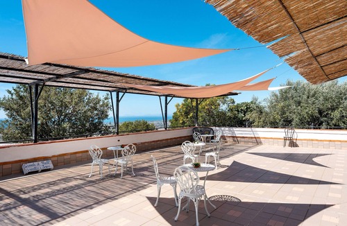 Capaccio-Paestum Apartment | Room 'La Fiesta' with Sea View, Wi-Fi and Air Conditioning
