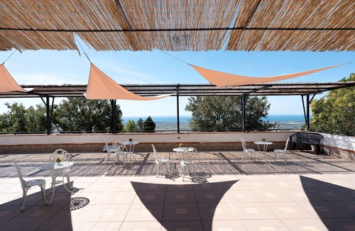 Capaccio-Paestum Apartment | Room 'La Fiesta' with Sea View, Wi-Fi and Air Conditioning