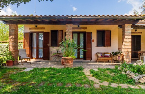 Montorsaio Apartment | Room 'Lillastro - La Rosa' with Shared Garden, Wi-Fi and Air Conditioning