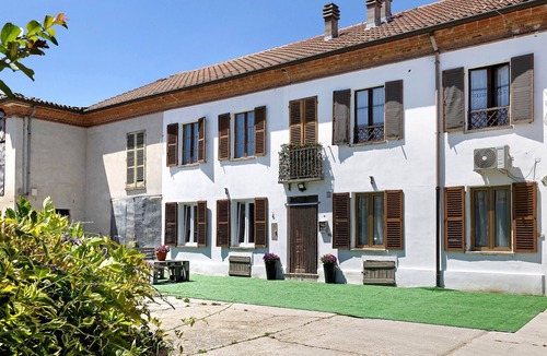 Asti Apartment | Room 'Mammolo' with Private Garden and Air Conditioning