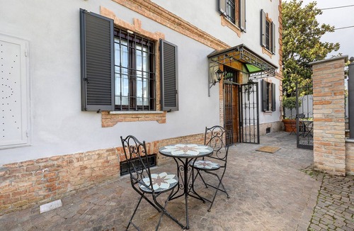Casalnoceto Apartment | Room 'Perla' with Shared Terrace, Wi-Fi and Air Conditioning