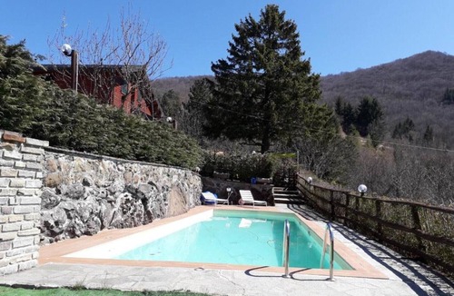 Santo Stefano dʼAveto Apartment | Room 'Viola' with Mountain View, Shared Pool and Wi-Fi